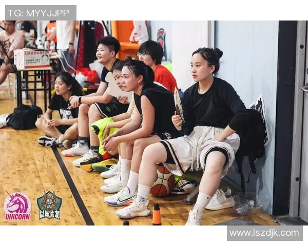 安德玛篮球女孩展现青春活力与运动魅力的完美结合